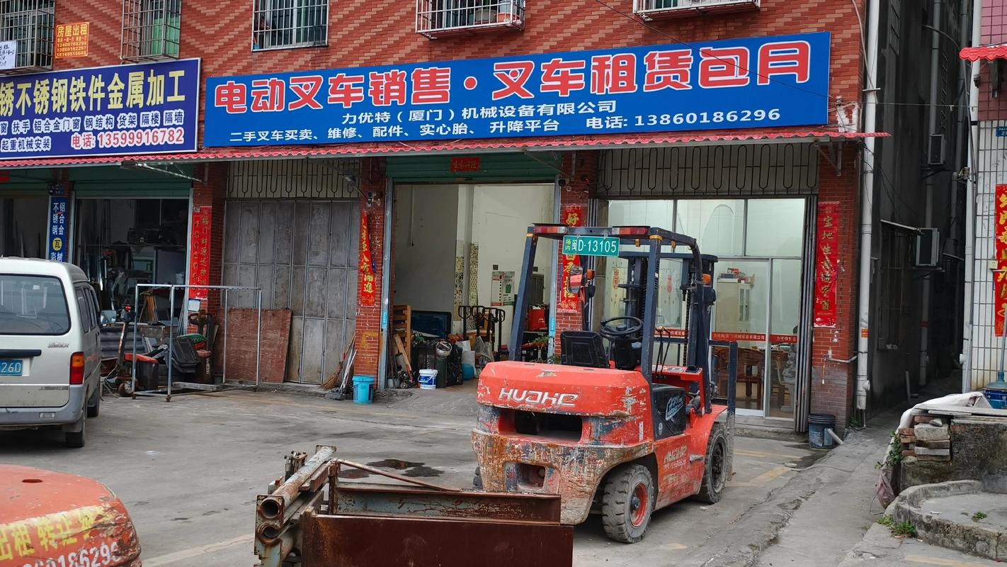 在佛山地區(qū)使用叉車(chē)的企業(yè)已經(jīng)越來(lái)越多，叉車(chē)作為物流行業(yè)的重要工具，其運(yùn)行穩(wěn)定性至關(guān)重要。而叉車(chē)的線路板是叉車(chē)保障正常運(yùn)行的關(guān)鍵之一。如果線路板出現(xiàn)故障，將直接影響到叉車(chē)的性能和使用壽命。因此，及時(shí)的叉車(chē)線路板維修非常重要。